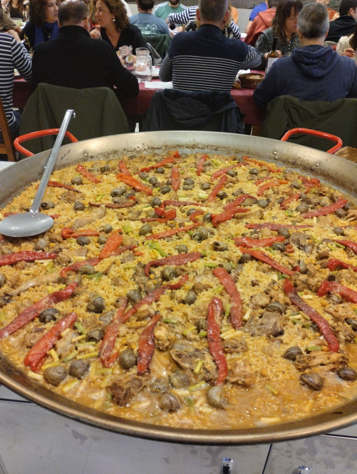 Paella alicantina en una sociedad gastronómica de Lazkao