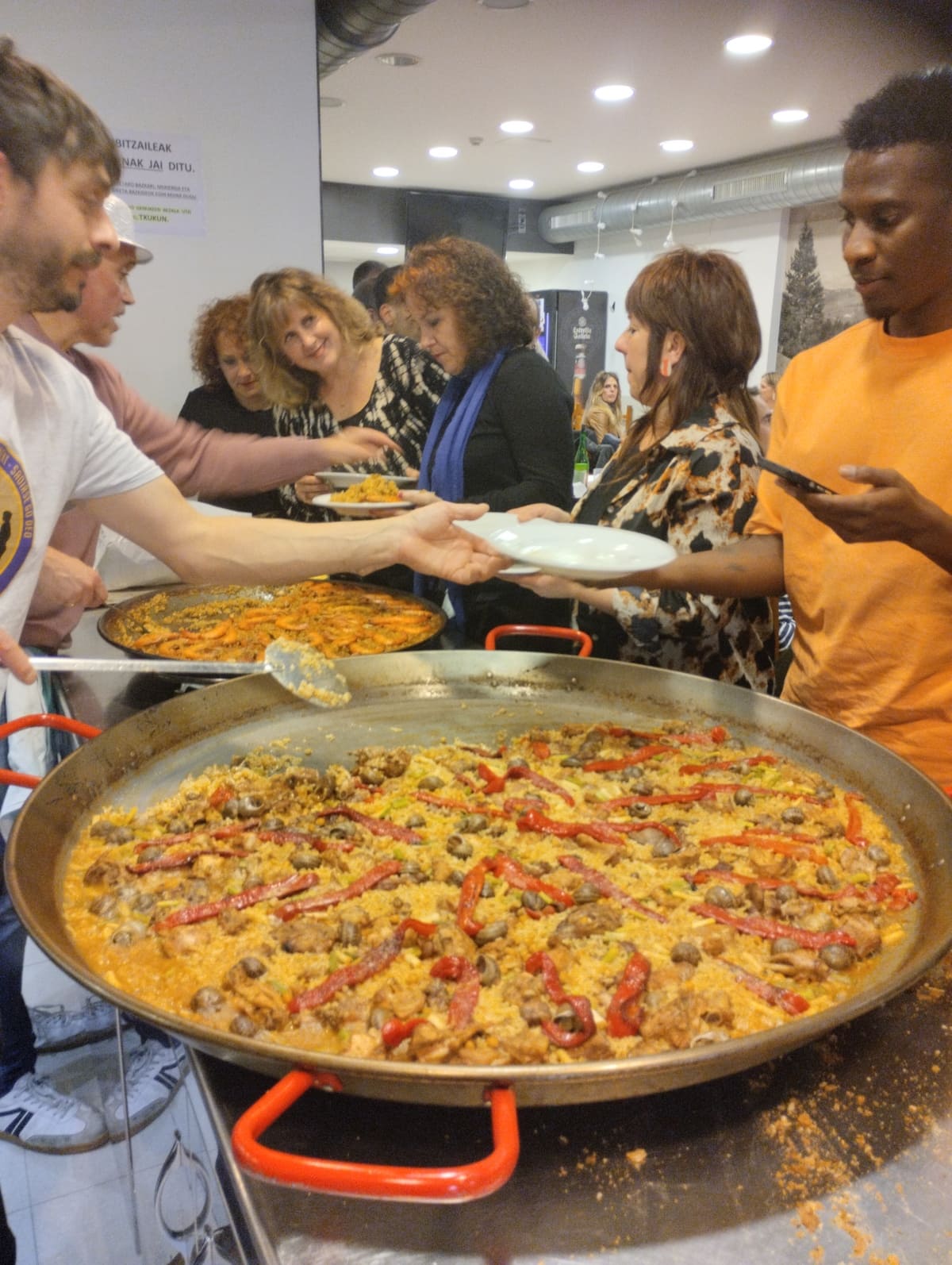 Paella alicantina en una sociedad gastronómica de Lazkao