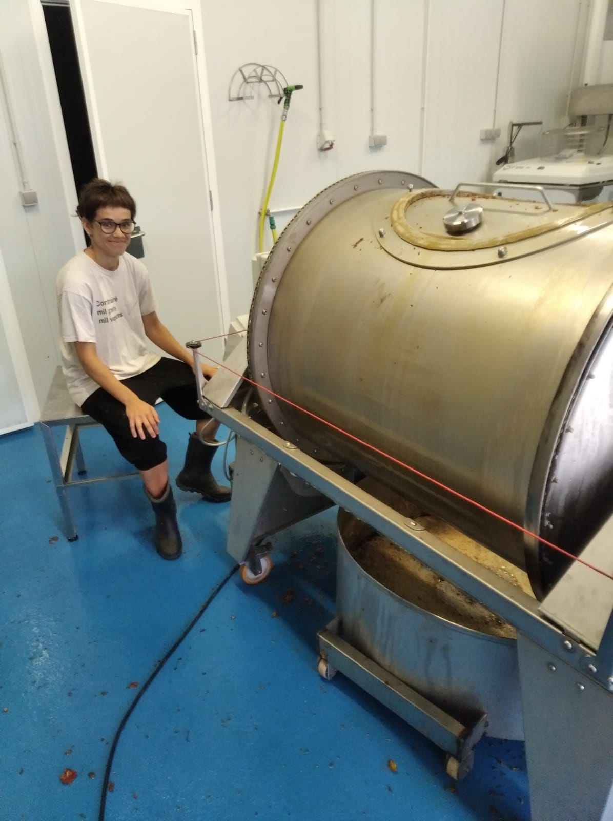 Haciendo zumo de manzana de Valentziarrak en el obrador de Zaldibia