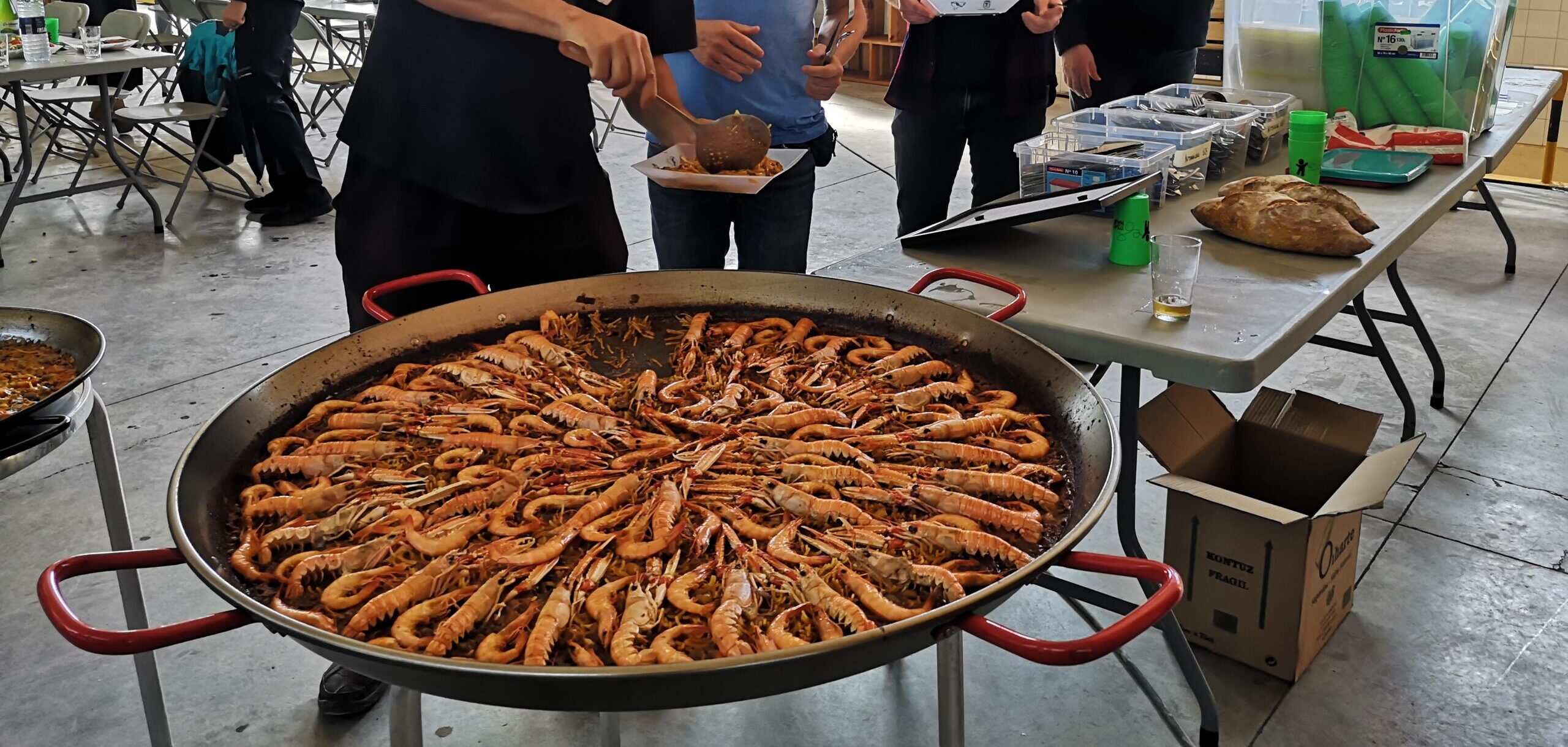 Fideuà de Valentziarrak en un acto