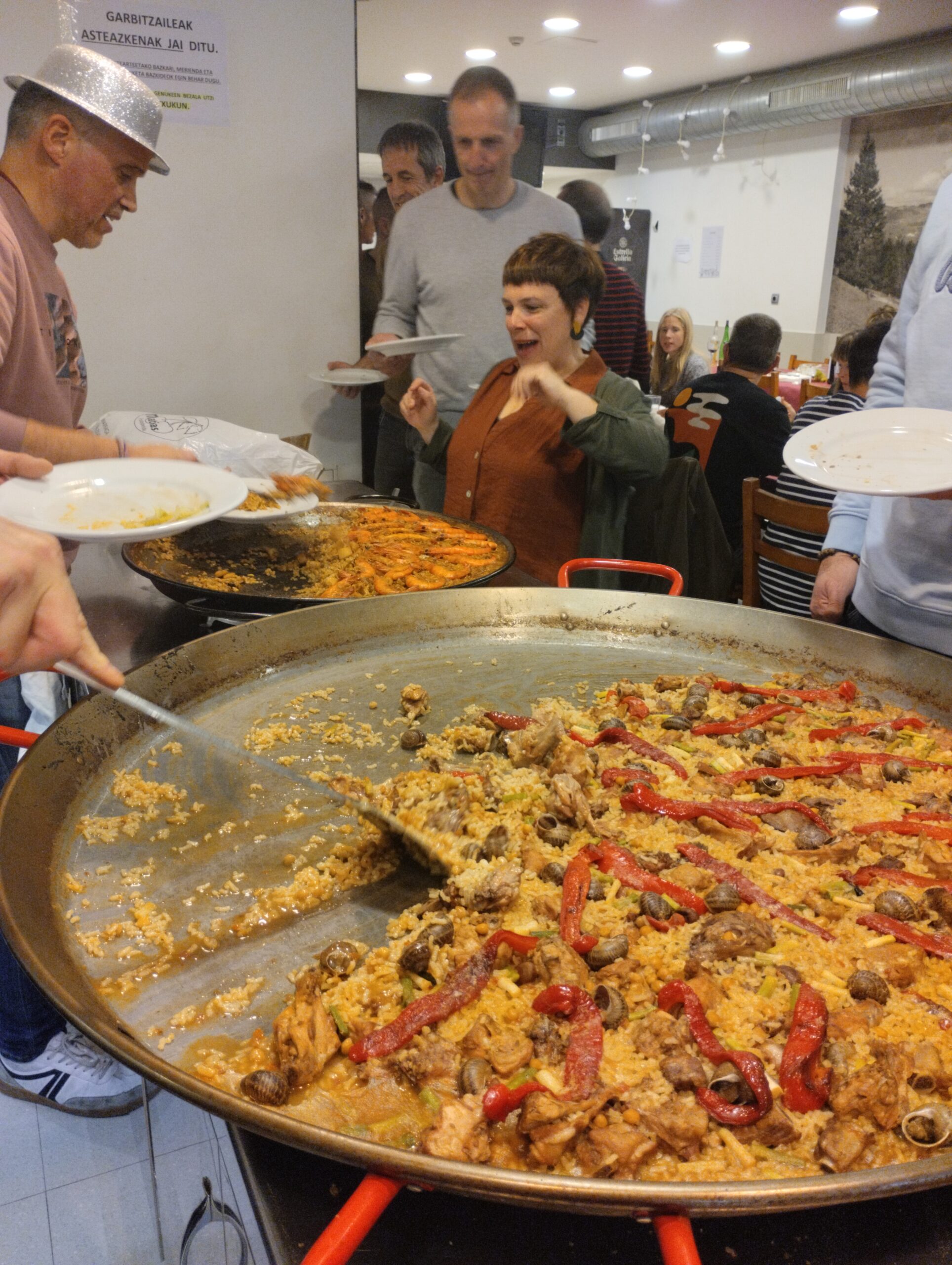 Paella alicantina en una sociedad gastronómica de Lazkao